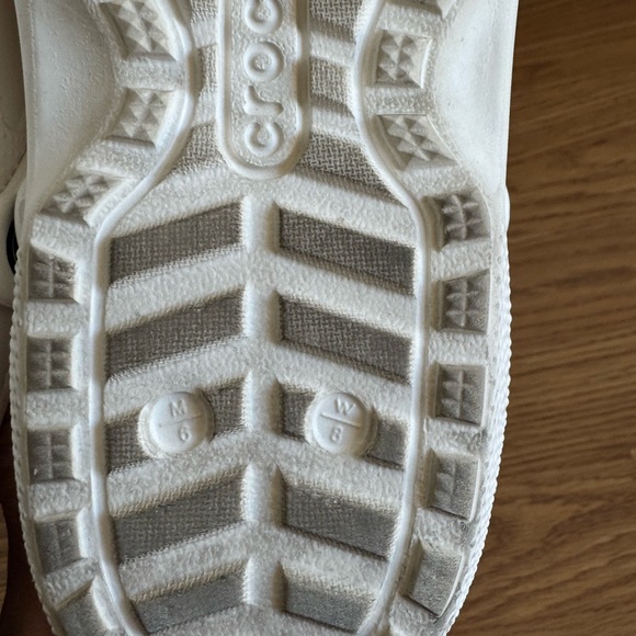 White Fuzzy-Lined Crocs | Men’s 6 / Women’s 8 | Classic Clog with Warm Lining - Picture 11 of 13